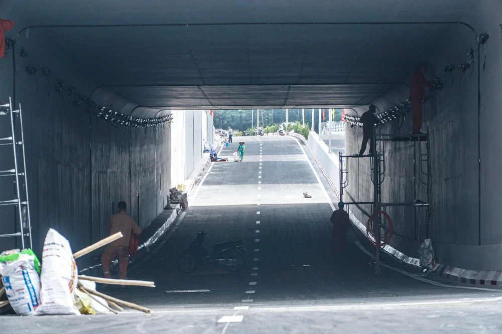 Trong đó, phần hầm kín dài 95 m, hầm hở và gờ chắn dẫn vào hầm kín dài 380 m với 4 làn xe.