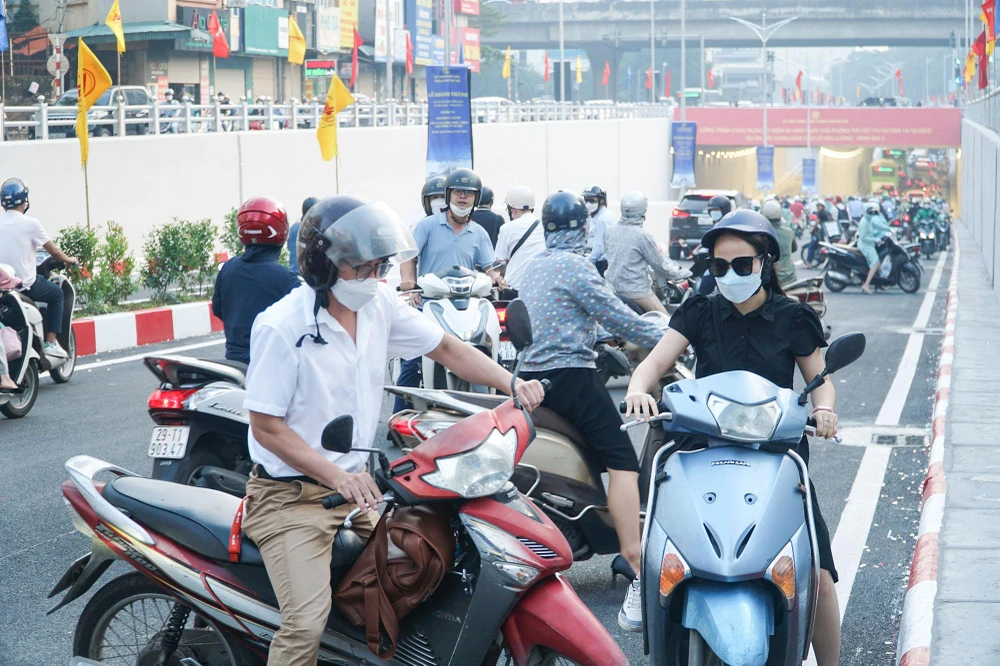 Dù vậy, càng đến giờ cao điểm, tình hình giao thông có phần ùn ứ cục bộ theo lối đi cầu chui, nhiều người phải quay đầu xe. Dù vậy, càng đến giờ cao điểm, tình hình giao thông có phần ùn ứ cục bộ theo lối đi cầu chui, nhiều người phải quay đầu xe.