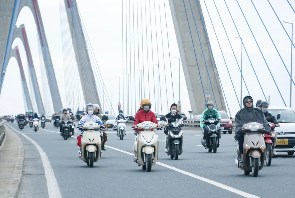 Sáng ngày 10-10, Hà Nội và các tỉnh miền Bắc đợt đón không khí lạnh đầu tiên trong năm, trời nổi gió to kèm mưa nhỏ khiến người đi đường phải mặc kín mít ra đường.