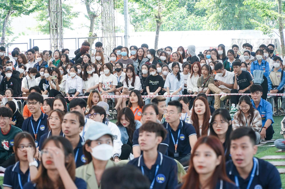 Phía bên dưới, hàng ngàn khán giả cũng "nín thở" hồi hộp. Phía bên dưới, hàng ngàn khán giả cũng "nín thở" hồi hộp.