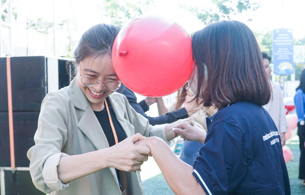 Sau một loạt các câu hỏi, tất cả thí sinh trên sàn thi đấu đều bị loại. Các thầy cô đã tham gia chơi trò chơi để thí sinh tiếp tục thi ở chặng hai. Sau một loạt các câu hỏi, tất cả thí sinh trên sàn thi đấu đều bị loại. Các thầy cô đã tham gia chơi trò chơi để thí sinh tiếp tục thi ở chặng hai.