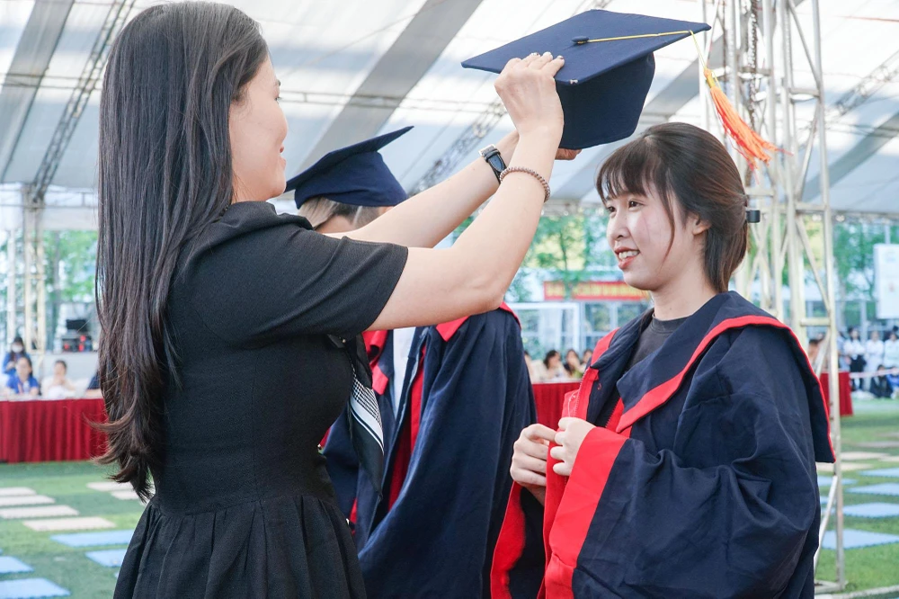 7 sinh cuối cùng đã được khoác lên mình bộ quần áo cử nhân để "đấu trí" tiếp. 7 sinh cuối cùng đã được khoác lên mình bộ quần áo cử nhân để "đấu trí" tiếp.