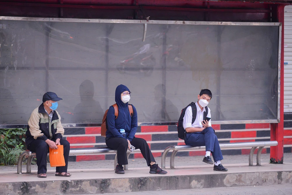 Đi lại bằng phương tiện công cộng lúc này là lựa chọn hay. Ông Hoàn (quận Hai Bà Trưng) chia sẻ: “Bản thân tôi là một người chịu lạnh tốt, nhưng hôm nay cũng phải run rẩy vì quên mang theo áo khoác”.