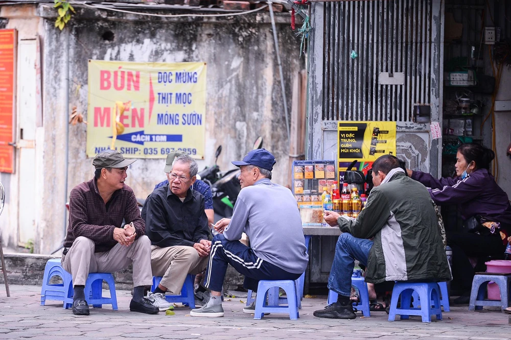 Sáng sớm, nhiều người lớn tuổi đi tập thể dụng cũng không quên khoác lên mình chiếc áo ấm dưới nền nhiệt độ thấp. Cơ quan khí tượng dự báo mùa đông năm nay có khả năng đến sớm, nhiệt độ các tháng đầu mùa có khả năng thấp hơn trung bình nhiều năm cùng thời kỳ.