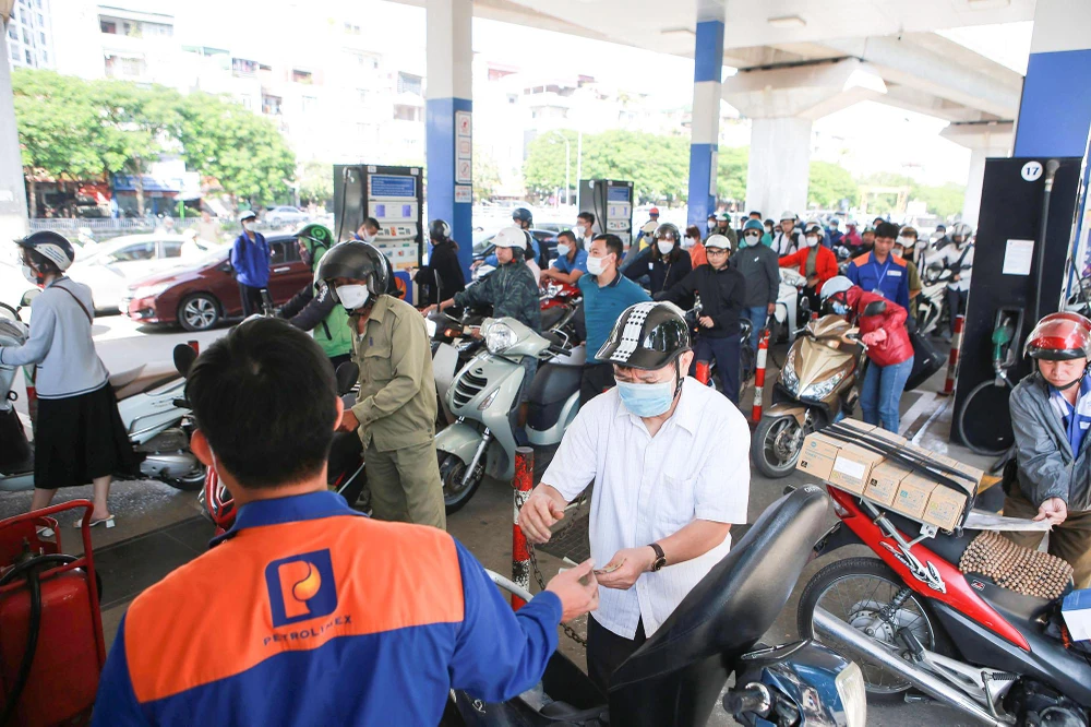 Lúc 9 giờ 30 ngày 11-10, nhiều người phải chờ đợi tại một cây xăng trên đường Láng. Nhân viên bán hàng làm việc hết công suất, gần như không ngơi tay khi phía sau họ là hàng dài xe máy đang chờ.