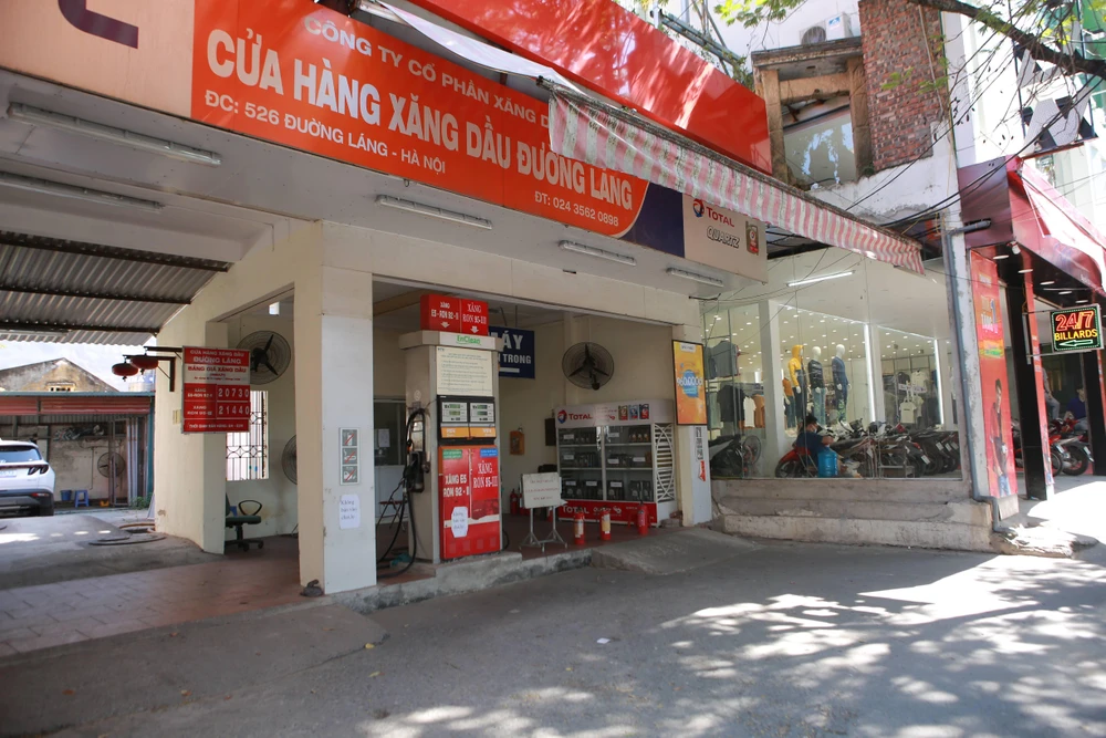 Một cửa hàng xăng dầu tại 526 đường Láng ghi biển dừng bán hàng.