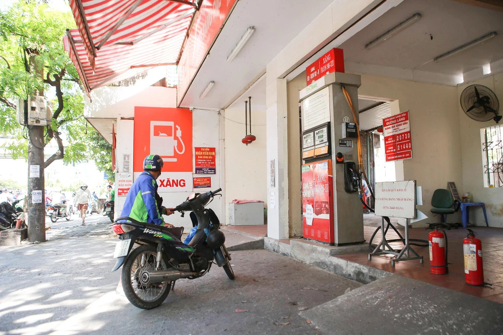 Nhiều người dân đến đây đổ xăng đã phải quay trở ra. Theo nhân viên bán hàng tại cây xăng này, do lượng người đến đổ xăng quá lớn nên 9 giờ 30 sáng nay, cửa hàng hết xăng. Nhân viên ở đây cũng cho biết, muộn nhất là đêm 11-10, xe cung cấp xăng mới đến, nhanh cũng phải sáng sớm ngày 12-10 mới có thể mở bán lại bình thường.