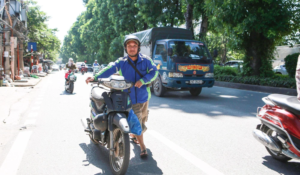 Một số người phải dắt bộ xe trên đường để tìm cửa hàng có xăng.