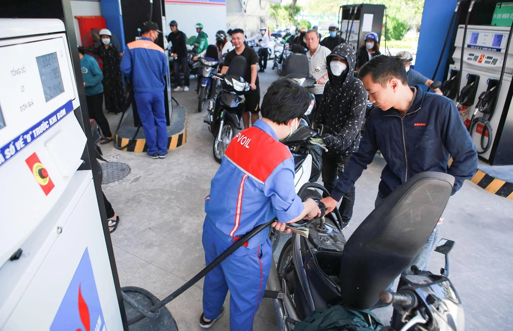 Cũng trong chiều nay, giá xăng dầu trong nước được điều chỉnh theo chu kỳ mới. Theo đó, giá xăng E5 tăng 560 đồng/lít, lên mức 21.290 là đồng/lít. Giá xăng A95 tăng 560 đồng/lít, lên 22.000 là đồng/lít. Giá dầu diesel tăng mạnh 1.960 đồng/lít, lên 24.180 đồng/lít, dầu hoả tăng 1.140 đồng lên 22.820 đồng/lít, dầu madut giữ nguyên giá bán 14.090 đồng/kg.