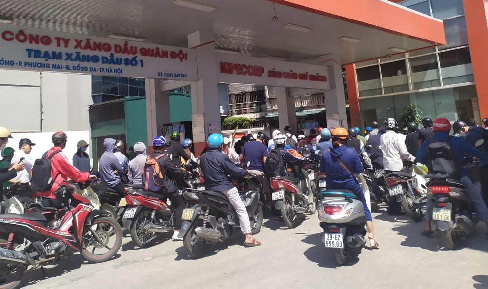 Lúc 12 giờ 30 phút, ngày 11-10, nhiều người xếp hàng dài tại cửa hàng xăng dầu trên đường Giải Phóng, dù lúc này không phải giờ cao điểm.