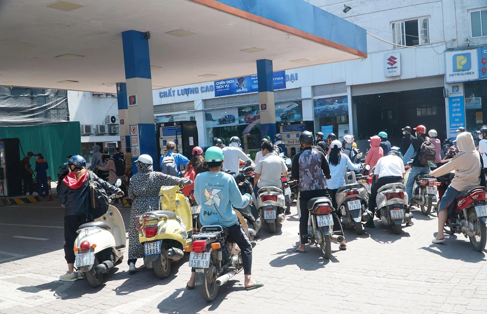 Tại cửa hàng xăng dầu trên đường Xuân Thủy, người dân dân xếp hàng chờ đợi để đổ xăng.