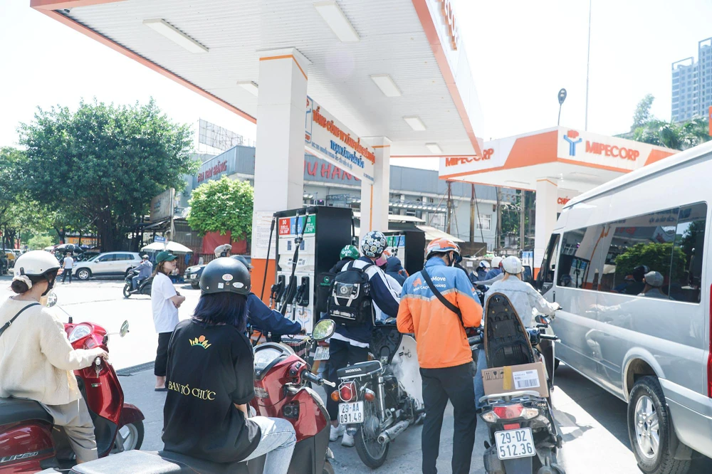 Tình trạng xếp hàng để đổ xăng cũng diễn ra ở cửa hàng xăng dầu trên đường Nguyễn Phong Sắc.
