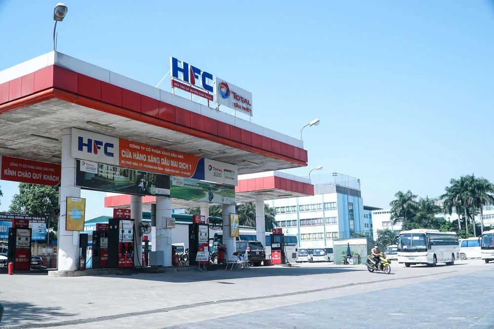 Cửa hàng xăng dầu của Công ty cổ phần Xăng dầu HFC (Hà Nội) tạm ngưng bán hàng. Khách hàng phải quay xe tìm cửa hàng khác.