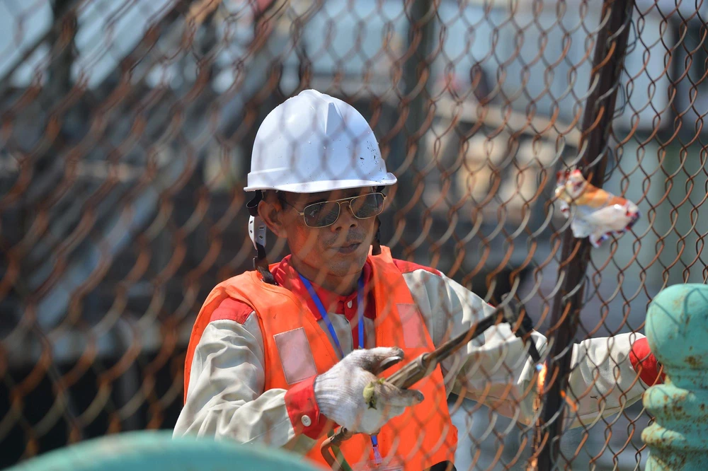 “Tháo dỡ cần kinh phí nên chúng tôi phải có lộ trình. Về nguyên tắc, đồ đạc phá dỡ ra sẽ được trả lại cho doanh nghiệp. Nếu họ không đến nhận, chúng tôi sẽ mang về nới cất giữ theo quy định của pháp luật” – một cán bộ có trách nhiệm quận Tây Hồ nói.