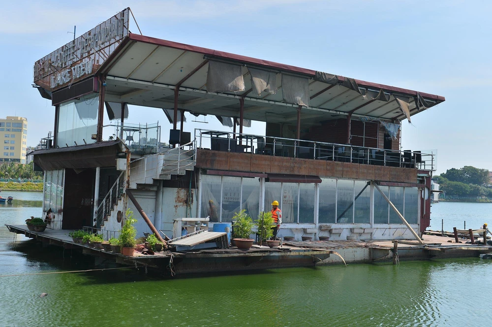 Theo cơ quan chức năng, trên mặt nước hồ tự nhiên lớn nhất nội thành Hà Nội còn 5 du thuyền hoen rỉ theo thời gian. Việc tháo dỡ những nhà hàng nổi một thời này đã được chính quyền quận Tây Hồ lên kế hoạch.