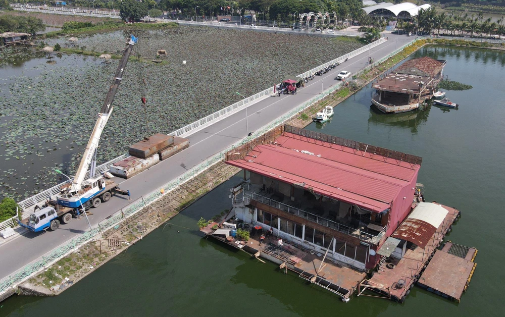 Ngày 14-10, tổ công tác liên ngành quận Tây Hồ, Hà Nội đã tiến hành tháo dỡ những du thuyền của Công ty TNHH du thuyền hồ Tây bỏ hoang lâu nay tại khu vực tiếp giáp Đầm Bảy, phường Nhật Tân.