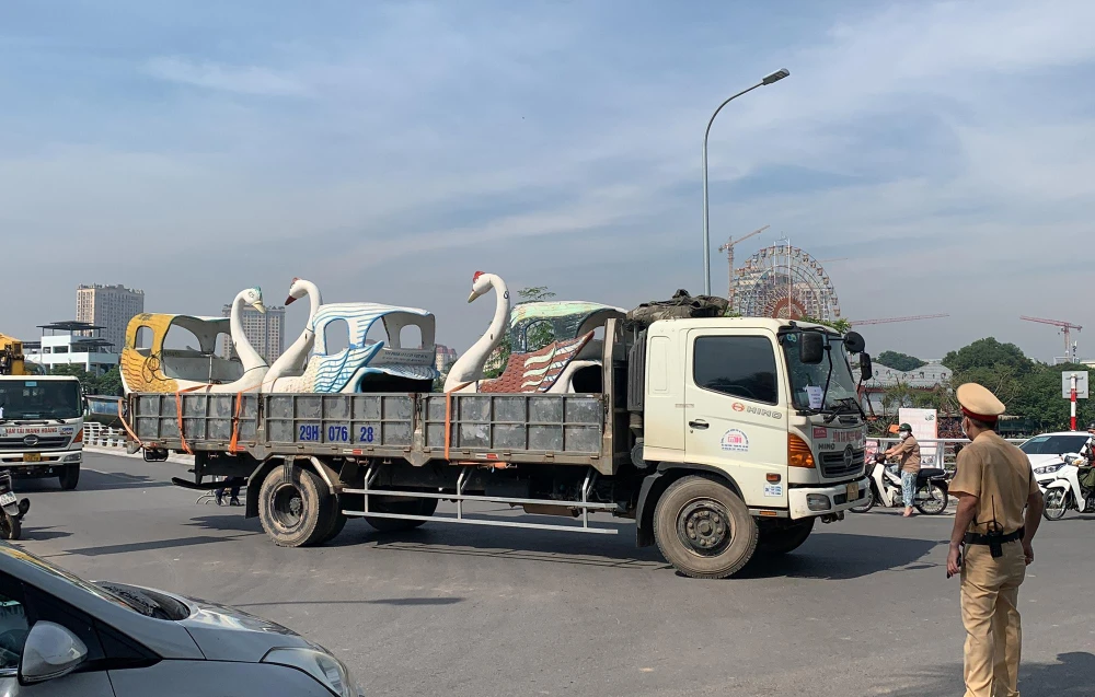 Những du thuyền, nhà hàng nổi này dừng hoạt động từ năm 2016 khi UBND Hà Nội yêu cầu cao hơn về bảo vệ môi trường, cảnh quan Hồ Tây. Sau đó chúng bị di chuyển về mạn hồ sát đường Nguyễn Đình Thi, chờ ngày tháo dỡ.