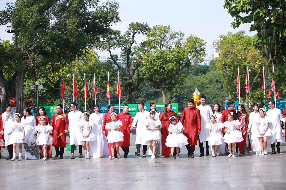 Chương trình “Đám cưới tập thể theo nếp sống mới” diễn ra trong hai ngày 15 và 16-10 tại khu vực phố đi bộ Hoàn Kiếm, TP Hà Nội. Thành Đoàn Hà Nội chủ trì nghi lễ cho 18 cặp đôi.