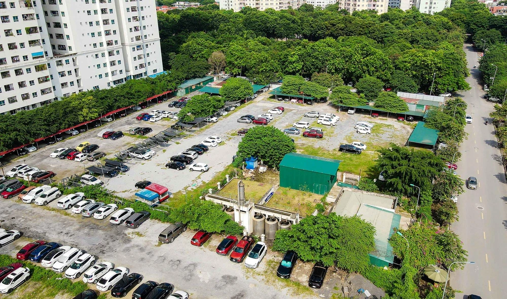 Hai lô đất F5/TH3, F5/NT5 có diện tích 0,49 ha được quy hoạch để xây dựng trường mầm non và trường THCS nằm cạnh Trung tâm Văn hóa, Thông tin và Thể thao quận Hoàng Mai, gần với hồ Linh Đàm và nằm cạnh, bên dưới chung cư HH Linh Đàm, được quây kín bởi các tấm tôn cao để tận dụng thành bãi trông giữ xe ô tô.