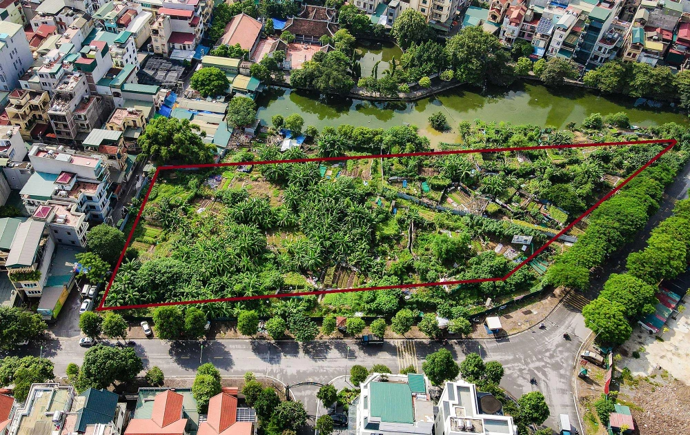 Ô đất F4/TH2 nằm trên mặt phố Bùi Quốc Khái có diện tích 1,1 ha được quy hoạch trở thành trường tiểu học nhưng cũng chỉ được quây tôn kín mít nhiều năm nay.