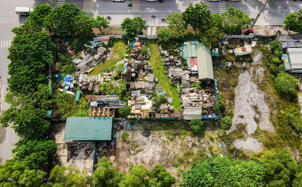 Một phần lô đất đang bị bỏ trống, một phần trở thành nơi tập kết phế liệu.