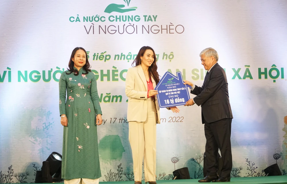 Đại diện lãnh đạo Đảng, Nhà nước, Mặt trận Tổ quốc Việt Nam đã tổ chức tiếp nhận tiền tượng trưng từ các doanh nghiệp, tổ chức, cá nhân ủng hộ. Ảnh: PHI HÙNG