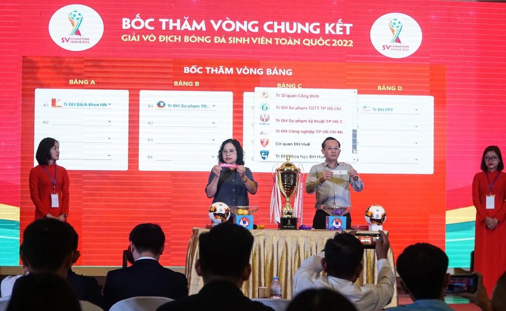 Lãnh đạo Bộ GD&amp;ĐT cùng các đại diện các đơn vị liên quan bốc thăm chia bảng cho các đội bóng. Ảnh: PHI HÙNG