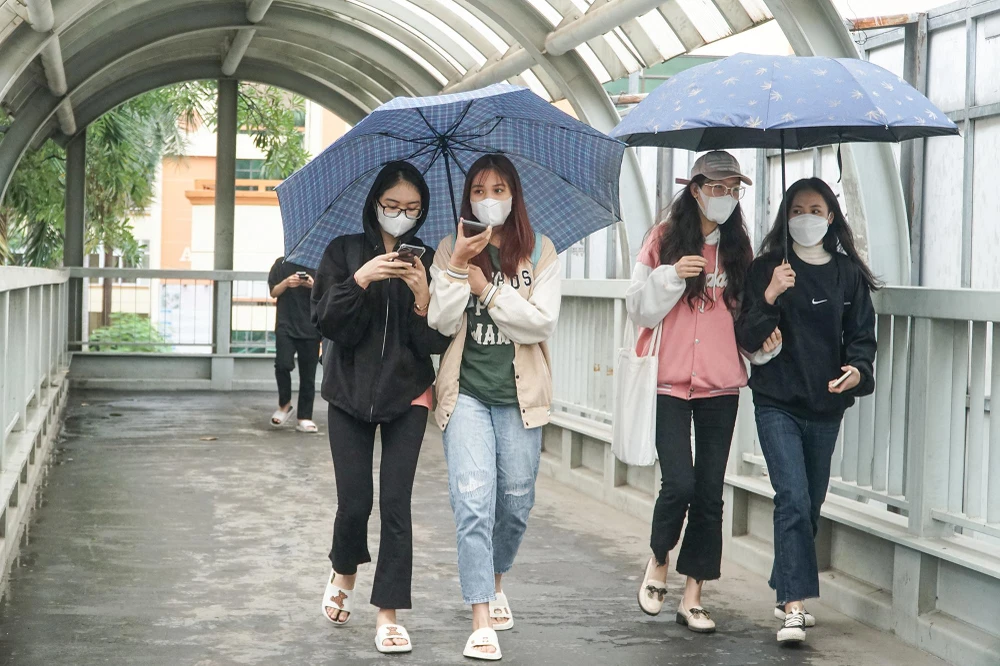 Dưới nền nhiệt độ thấp, những trang phục mùa đông hiện giờ ở Hà Nội đã trở nên phổ biến.