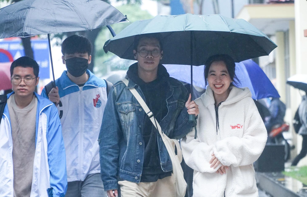 Hình ảnh các sinh viên của trường Đại học Lao động - Xã hội tới trường trong trang phục mùa đông vào sáng 20-10.