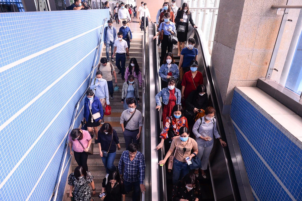 Dù vẫn còn cần ngân sách Hà Nội trợ giá nhiều năm nữa, nhưng diễn biến gần 1 năm qua trên tuyến đường sắt đô thị Cát Linh - Hà Đông cho thấy người dân thủ đô đã dần qua giai đoạn tò mò, trải nghiệm mang tính khám phá, để trở nên sử dụng thông thạo, quen thuộc, tiện lợi với việc đi lại hàng ngày. Đây là dữ liệu để Hà Nội yên tâm đầu tư, phát triển các tuyến đường sắt đô thị khác, đáp ứng nhu cầu đi lại văn minh, hiện đại của người đô thị.