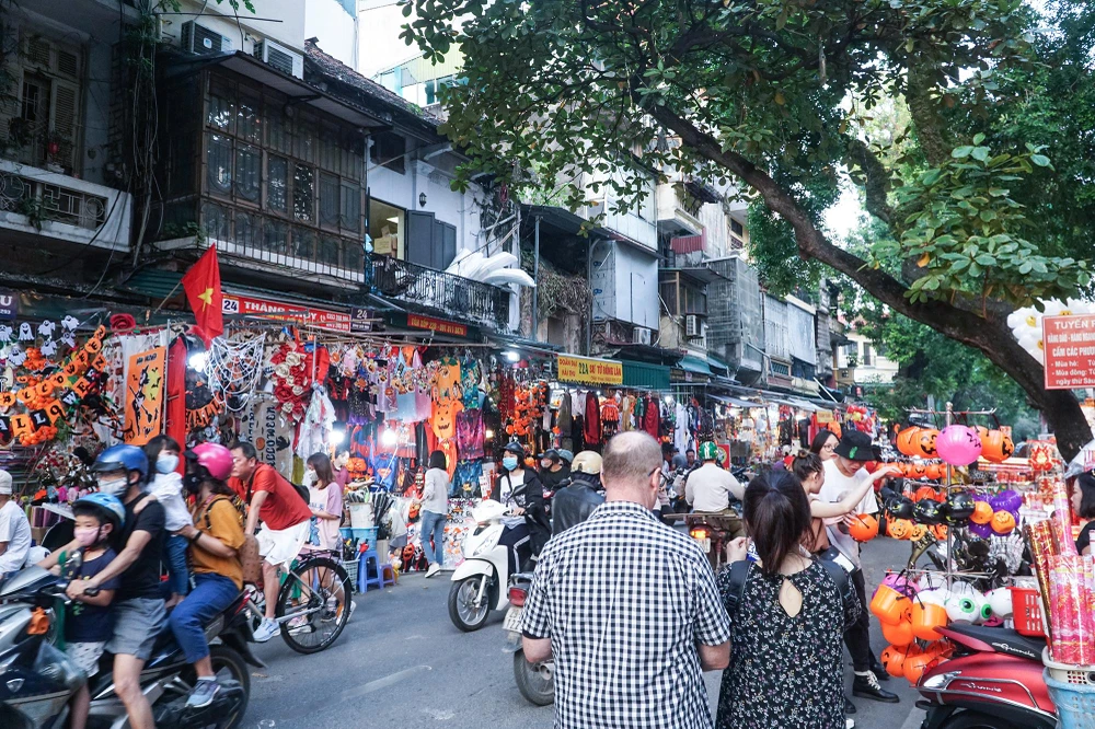 Những ngày này, đi trên các con phố Hàng Mã, TP Hà Nội như lạc vào thế giới ma quỷ thần bí.