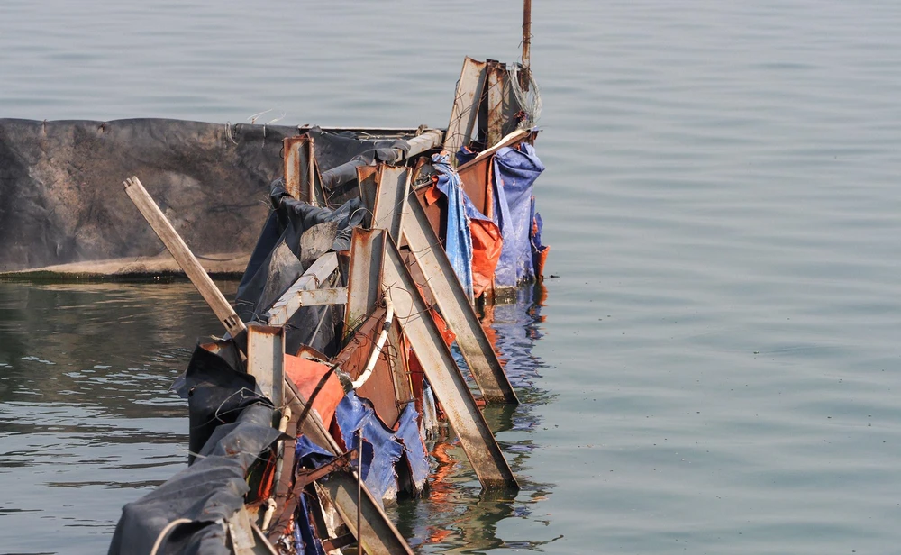 Hiện những hàng rào sắt, bạt... của khu vực thí điểm đang có dấu hiệu hư hỏng, hoen rỉ. Do không được thí nghiệm nữa, nền nước bên trong và bên ngoài tương đối đục như nhau.