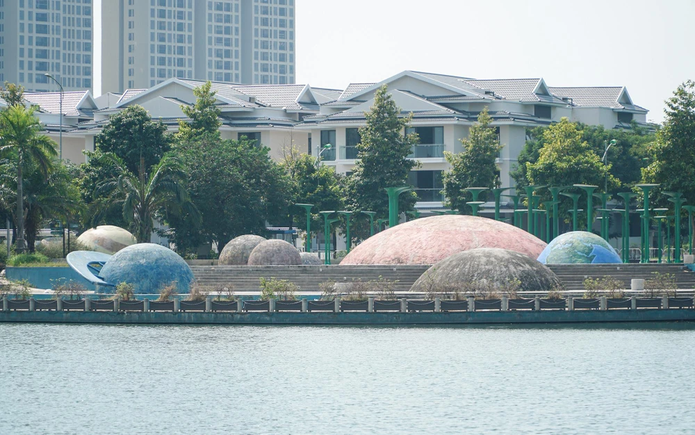 Việc đầu tư xây dựng công viên này sai với quy hoạch chi tiết tỷ lệ 1/500 của Khu đô thị mới Dương Nội. Do đó, Sở Xây dựng đang tích cực phối hợp cùng UBND quận Hà Đông và các đơn vị để xử lý các vấn đề liên quan vi phạm trật tự xây dựng ở dự án này.