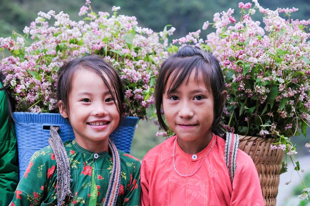 Những em gái người dân tộc H'Mông ở Hà Giang rạng rỡ bên thung lũng hoa tam giác mạch.