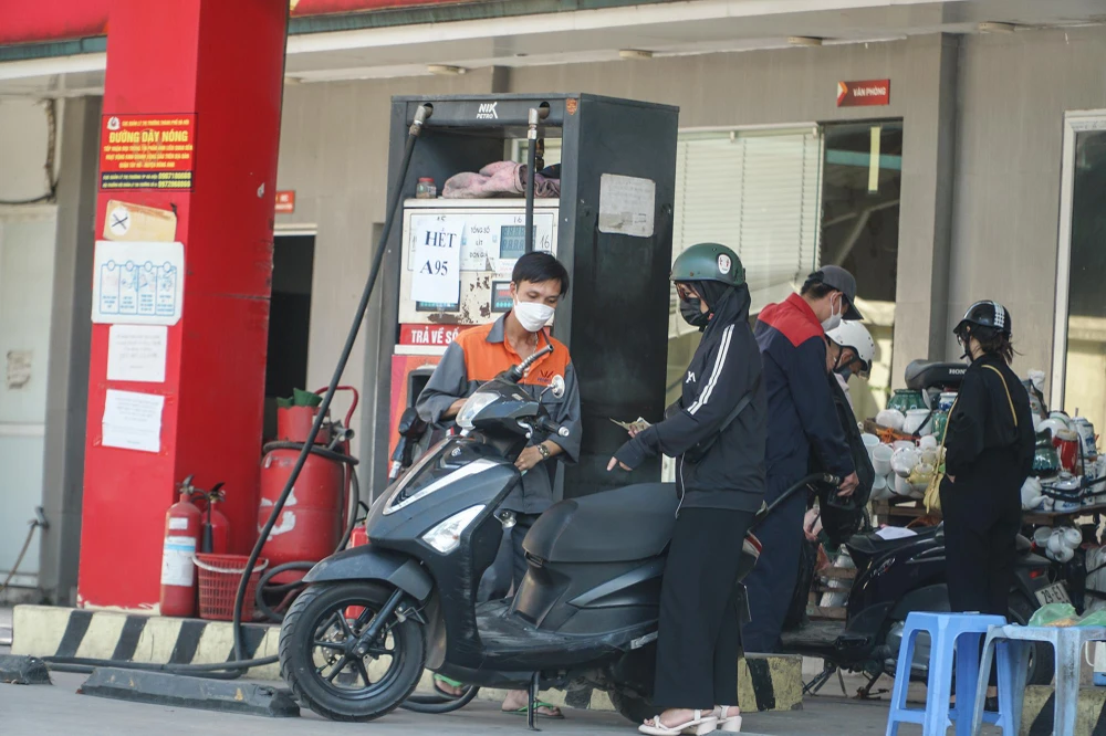 Nguyên nhân có phần do đã lác đác xuất hiện một số cây xăng treo thông báo hết hàng. Trong ảnh là cây xăng trên đường Võ Chí Công, dán thông báo biển hết cả dầu và xăng RON95. Như vậy khách có nhu cầu chỉ có thể đổ xăng E5.