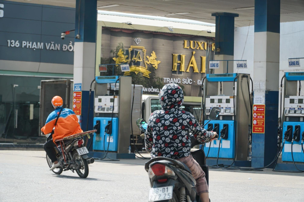 Một cây xăng trên đường Phạm Văn Đồng không có vật cản báo hiệu trước, nên hai người đi xe máy phải quẹo vào lại phải vòng ra. Lý do ở đây, như nhân viên cây xăng nói là "do sự cố về điện".