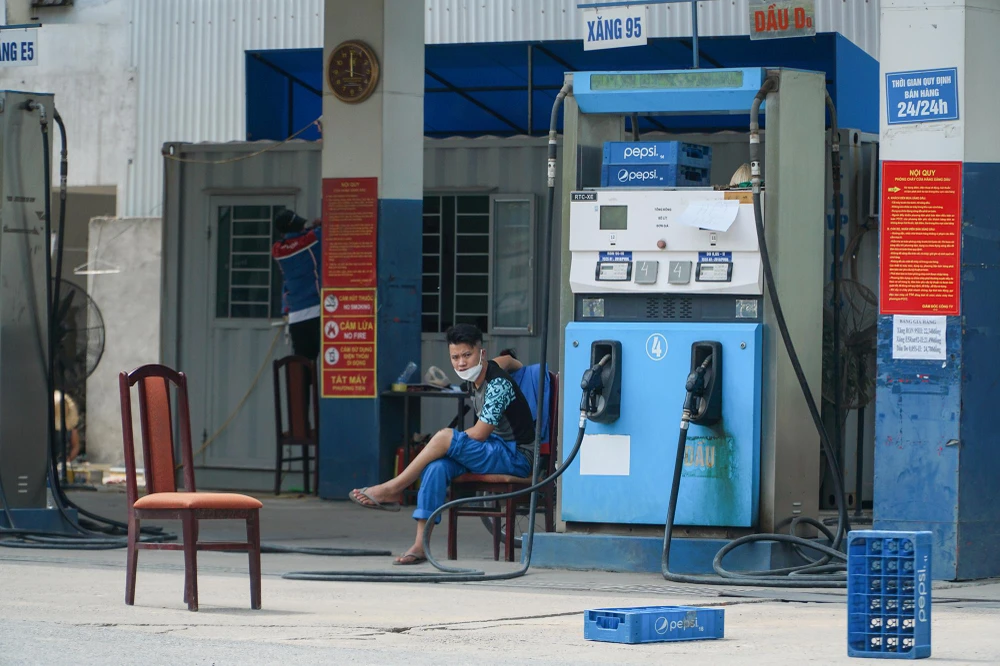 Kỳ điều hành giá xăng, dầu là vào các ngày 1, 11, 21 hằng tháng. Tại kỳ điều hành trước, hôm 21/10, liên Bộ Công Thương - Tài chính đã tăng giá xăng E5RON92 thêm 200 đồng/lít lên mức 21.490 đồng/lít; RON95 tăng 340 đồng/lít lên mức 22.340 đồng/lít; diesel tăng 600 đồng/lít lên 24.780 đồng/lít... Trong ảnh, một cây xăng ở Hà Nội lấy lý do hết hàng, đặt vật cản để người dân khỏi mất công đánh xe vào đổ nhiên liệu, trưa 31-10.