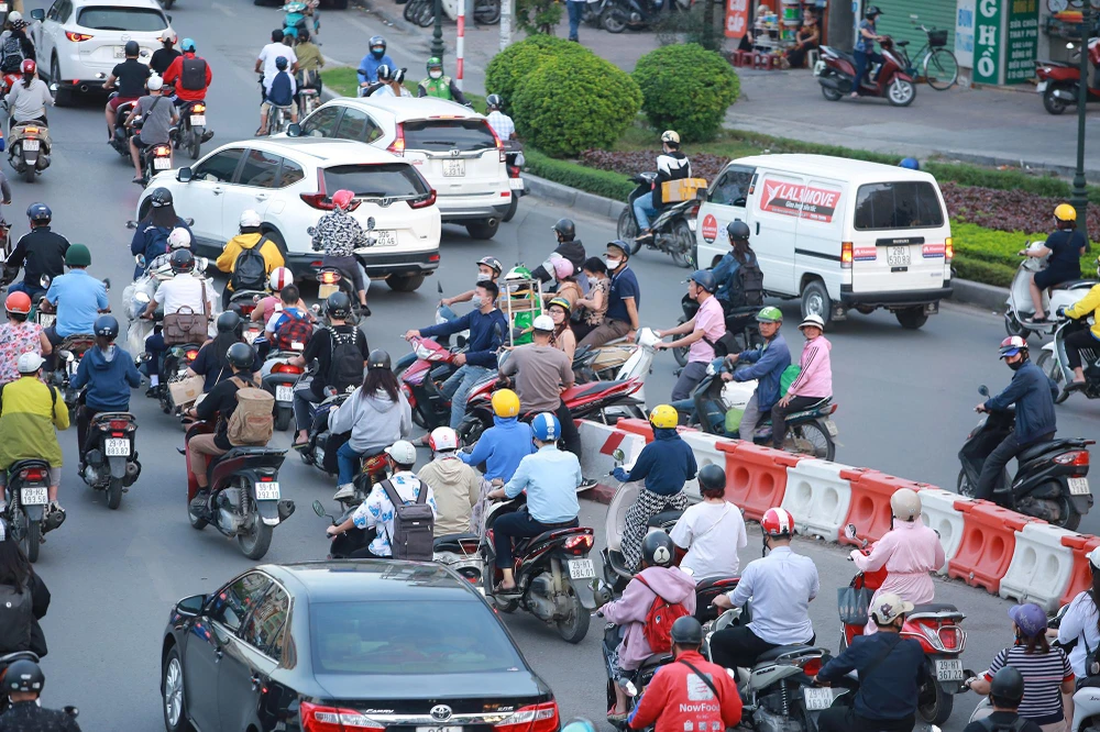 Nhiều phương tiện vẫn cố tình đi ngược chiều.