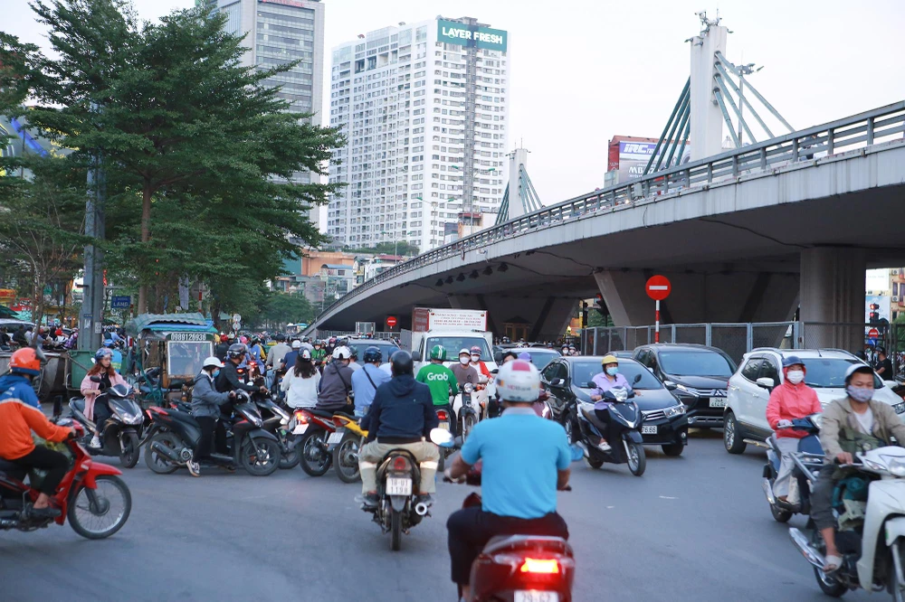 Giao thông tại khu vực này vẫn xảy ra tình trạng ùn tắc, hỗn loạn như lúc chưa thực hiện các biện pháp thí điểm giảm thiểu ùn tắc.