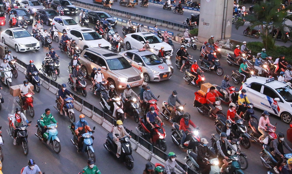 Dù có dải phân cách, biển báo, nhưng vào giờ cao điểm giao thông trở nên hỗn loạn không còn phân biệt đâu là làn dành cho ô tô, xe máy...