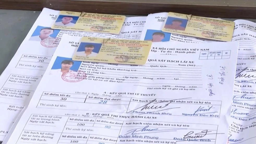 Giấy phép lái xe và hồ sơ giả được thu giữ. Ảnh: CTV Giấy phép lái xe và hồ sơ giả được thu giữ. Ảnh: CTV