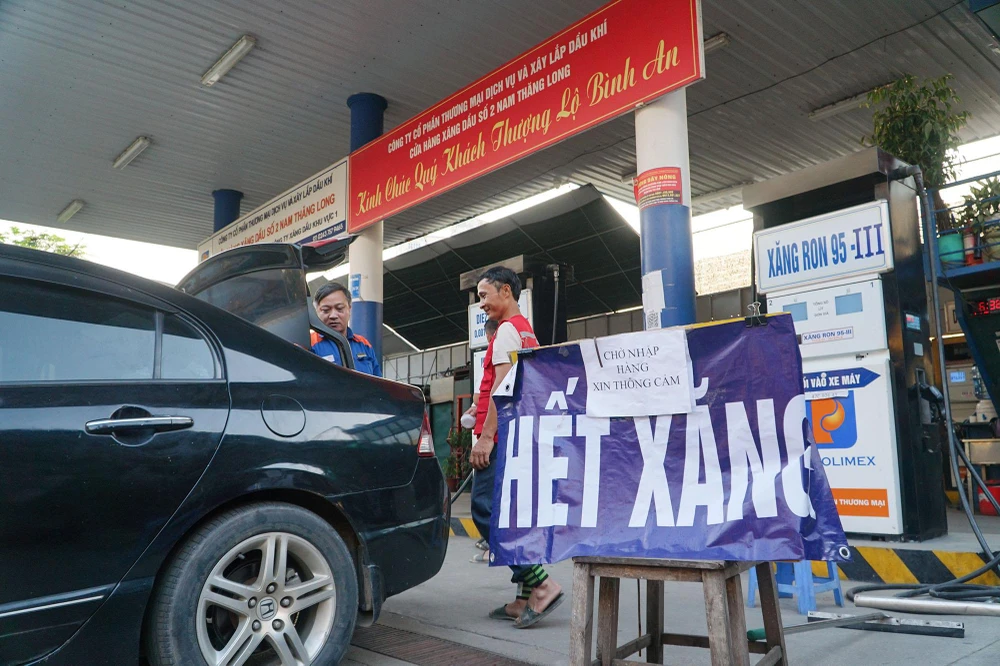 Ghi nhận tại một cửa hàng xăng dầu trên đường Phạm Văn Đồng vào chiều tối ngày 3-11 đang treo biển "chờ nhập hàng", hiện tại cửa hàng này chỉ bán dầu.