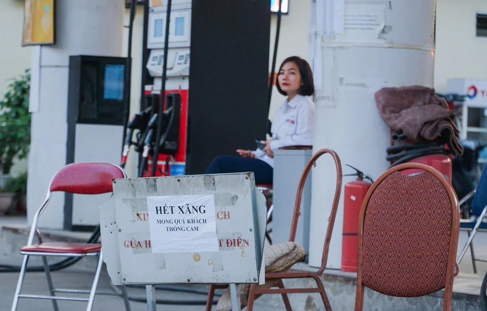 Trên phố Trần Vĩ, từ nhiều ngày nay cửa hàng này liên tục thông báo hết xăng. Được biết, từ 15 giờ ngày 1-11, mỗi lít xăng E5 tăng thêm 377 đồng, giá bán mới là 21.873 đồng/lít. Xăng A95 cũng được tăng 412 đồng/lít, giá bán mới là 22.756 đồng/lít. Đây là lần thứ ba liên tiếp giá xăng dầu tăng giá.