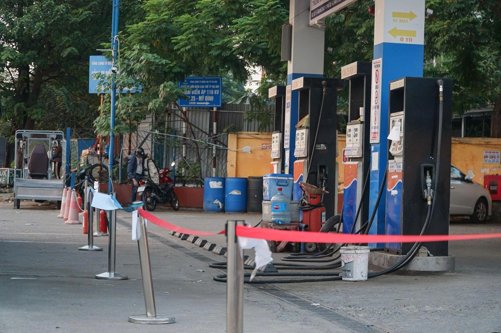 Tương tự, tại một cửa hàng trên đường Lê Quang Đạo, một hàng rào cũng được thiết lập do không còn xăng để bán cho khách. Người dân ở đây cho biết, cửa hàng này thường xuyên phải tạm ngừng hoạt động do lượng khách hàng tới quá đông, dẫn tới cung không đủ cầu.