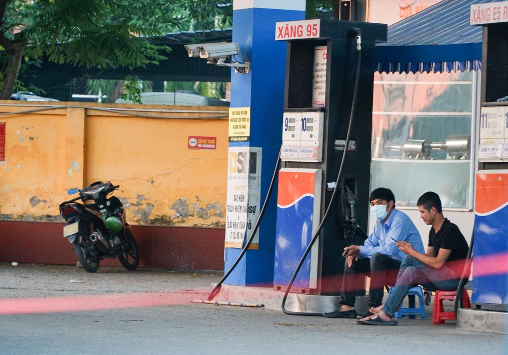 Nhân viên cửa hàng này cho hay, không những xăng hết, dầu cũng không còn để bán cho người dân. Hiện cửa hàng này đang chờ đợi hàng về mới có thể mở cửa hoạt động trở lại.