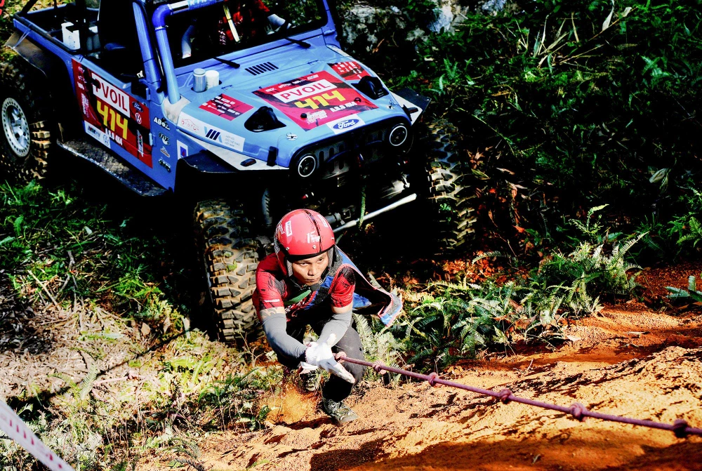 Hình ảnh một Chã thoăn thoắt leo lên xuống vách dốc 70 độ gây ấn tượng mạnh với khán giả.