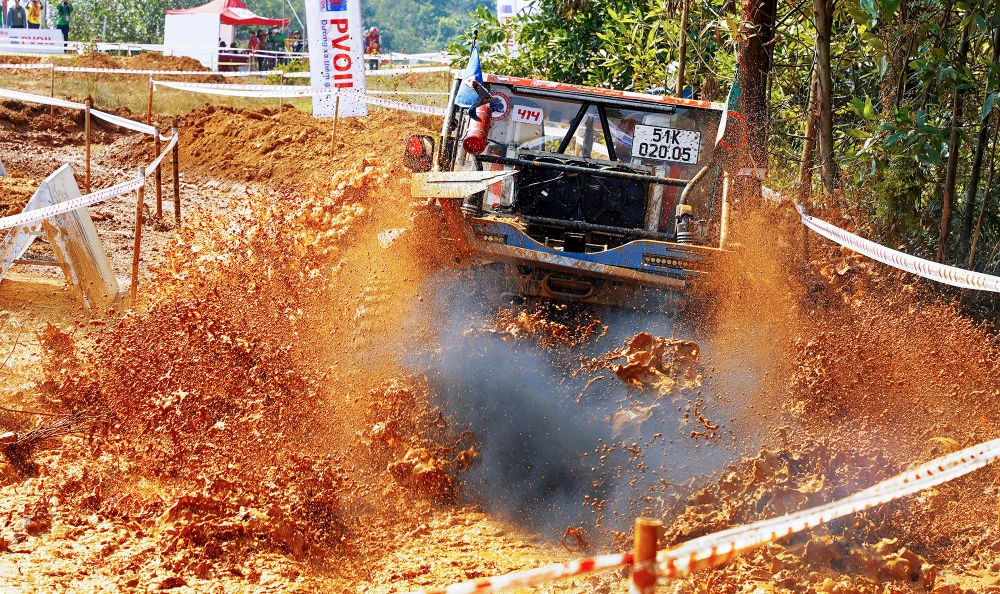Đường số 8 - đường "Đua bò", là bài thi quen thuộc trong suốt 15 năm tại giải. Nhưng năm nay, cung này được di chuyển sang vị trí hoàn toàn mới, được tạo thành từ hai hình elip tạo ra hình dạng như số 8. Bề mặt đường sẽ được hạ thấp khoảng 50cm và đổ nước để tạo bề mặt lầy lội. Như mọi năm, các bài thi ở đường "Đua bò" tạo ra những hình ảnh rất đẹp với những màn rẽ bùn đỏ đặc trưng của vùng đất Sơn Tây.
