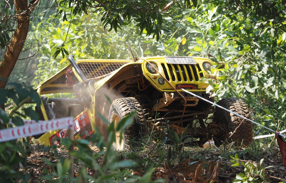 Xe sau đó sẽ di chuyển xuyên một cánh rừng và vượt qua một số địa hình hiểm trở trước khi quay trở lại đỉnh đồi.