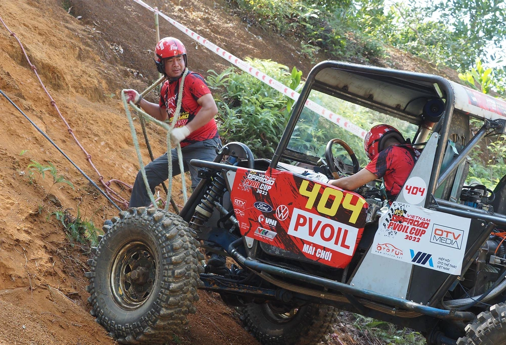 Để vượt qua bài này, lái phụ (thường được gọi là Chã) phải đu dây lên vách để tìm điểm neo tời. Xe thi đấu vượt dốc bằng tời, sau đó di chuyển xuyên một cánh rừng và vượt qua một số địa hình hiểm trở, trước khi quay trở lại đỉnh đồi.