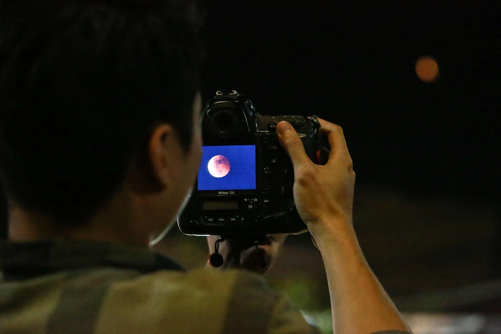 Lúc gần gần 19 giờ, hình ảnh nguyệt thực bắt đầu xuất hiện tại khu vực Hòa Lạc, Thạch Thất TP Hà Nội. Theo Trung tâm Dự báo Khí tượng Thủy văn Quốc gia, thời tiết miền Bắc chiều tối 8-11 không mưa, trời quang mây. Tuy nhiên, tình trạng ô nhiễm không khí do nghịch nhiệt có thể cản trở tầm nhìn khi quan sát hiện tượng nguyệt thực.